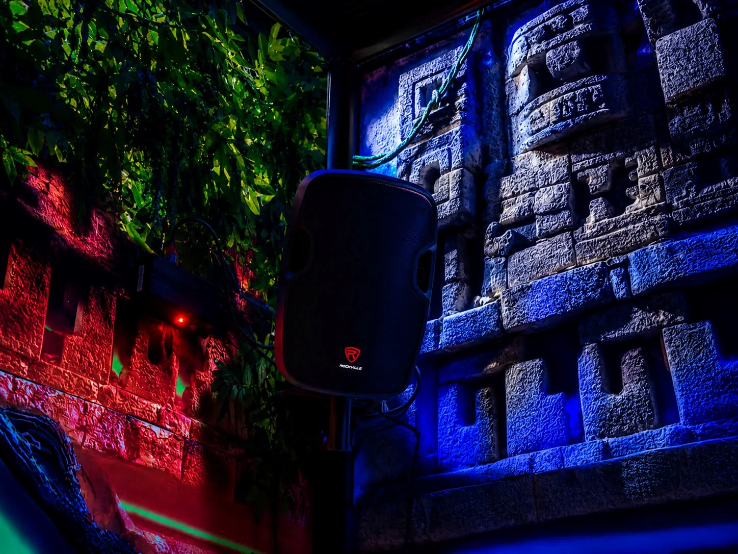 Parlante instalado en un espacio temático de The Rush Funplex Logan