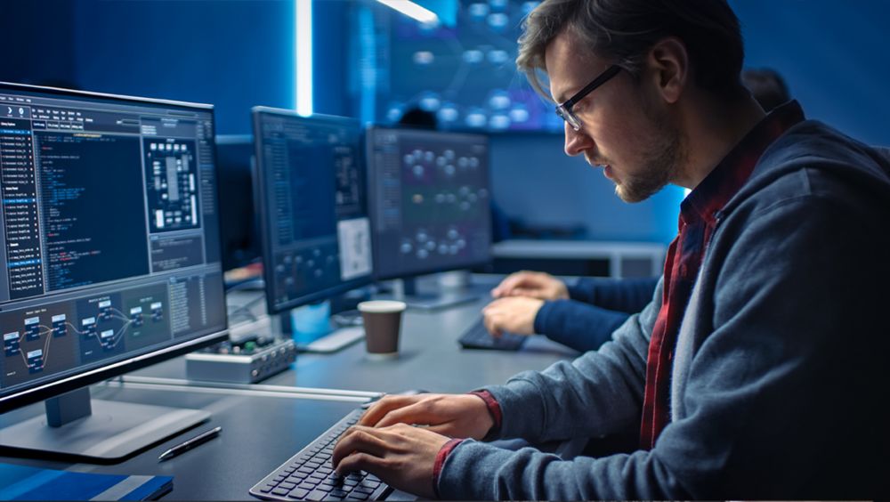 Imagen promocional Honeywell Experion HS de trabajo con pantallas de supervisión