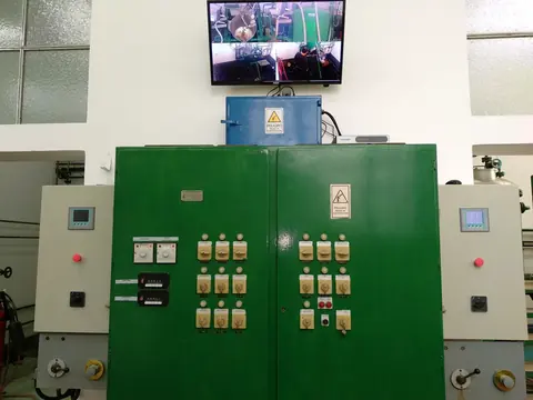 Fotografía real de tableros con HMI y monitoreo por cámaras en una instalación industrial