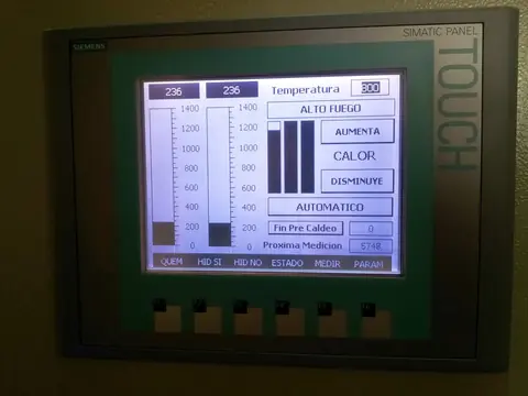 Fotografía real de una HMI Siemens con temperatura y comandos de operación