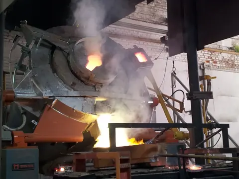 Fotografía real de un horno industrial en funcionamiento