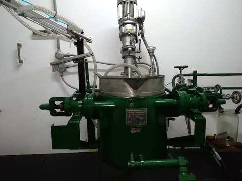 Fotografía real de una mezcladora industrial con motor y agitador