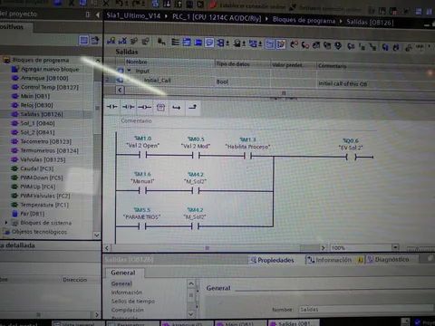 Fotografía real de programación de PLC Siemens en TIA Portal