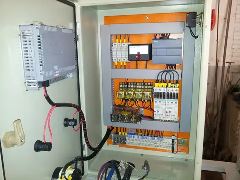 Fotografía real de un tablero con PLC Siemens SIMATIC S7-1200
