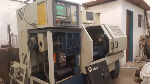 Fotografía real de un torno CNC ROMI con panel de control